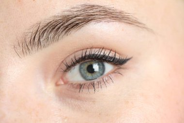 Kaş düzeltme prosedüründen önce genç bayan, yakın plan.