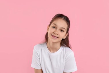 Pembe arka planda mutlu bir kızın portresi