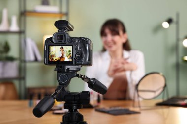 Güzellik blogcusu evde video kaydediyor, kameraya odaklan