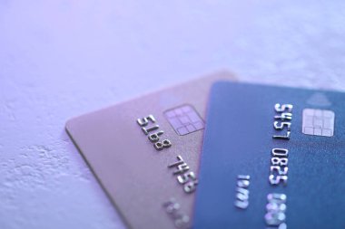 Masada plastik kredi kartları, yakın çekim görüntüsü. Renk tonlu