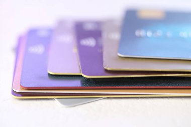 Masada plastik kredi kartları, yakın çekim görüntüsü