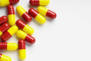 Beyaz arka planda antibiyotik haplar, üst manzara. Metin için boşluk