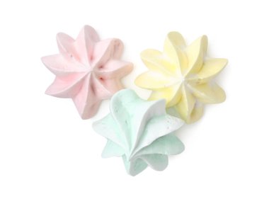 Üç lezzetli kurabiye, beyaza izole edilmiş, üst manzara.