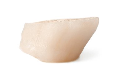 Bir taze çiğ deniz tarağı beyaza izole edilmiş.