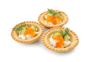 Kırmızı havyarlı nefis kanepeler beyaza izole edilmiş.