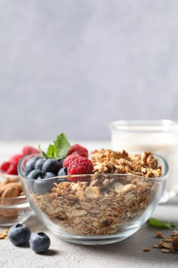 Böğürtlenli tahıl gevreği, fındık ve nane.