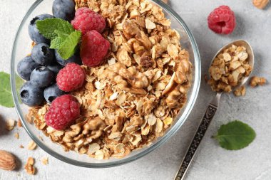 Böğürtlenli, fındıklı ve nane aromalı lezzetli granola.