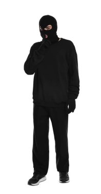 Kar maskeli bir hırsız beyaz arka planda sessiz jest yapıyor.