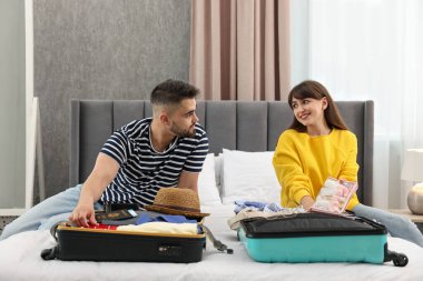 Yatak odasına gitmek için bavul hazırlayan çift.
