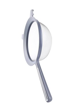 Bir metal elekten beyaza izole edilmiş. Mutfak aletleri