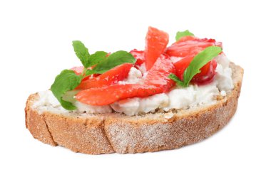 Taze ricotta (krem peynir) ile nefis bruschetta, beyaz üzerine izole edilmiş çilek ve nane.