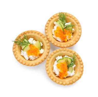 Kırmızı havyarlı nefis kanepeler beyaza izole edilmiş, üst manzara