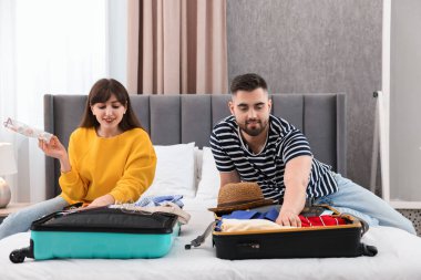 Yatak odasına gitmek için bavul hazırlayan çift.