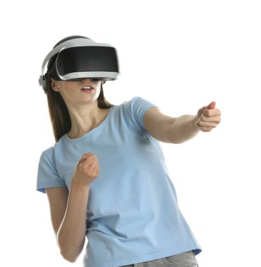 Beyaz arka planda sanal gerçeklik kulaklığı kullanan şaşırmış kadın.