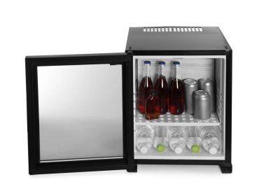 İçkileri beyaza ayrılmış mini buzdolabı.