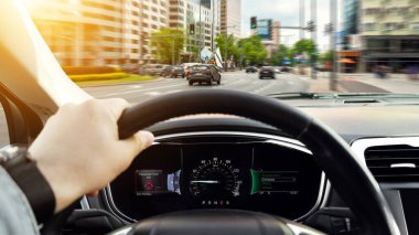 Bir eli direksiyonda araba süren adam, yakın plan. Pankart tasarımı