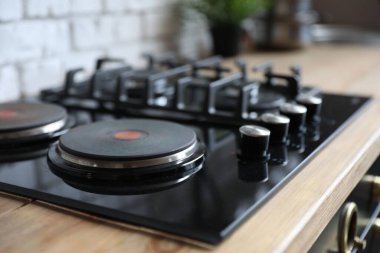 Mutfakta gaz ve elektrik ocakları olan yeni modern fırın.