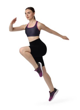 Beyaz arka plan üzerinde aerobik egzersiz yapan genç bir kadın.