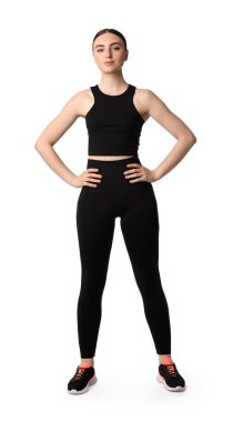 Beyaz arka plan üzerinde aerobik egzersiz yapan genç bir kadın.