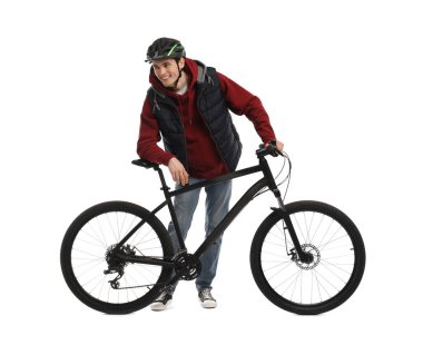 Bisikletli, kasklı, gülen adam beyazın üzerinde izole edilmiş.