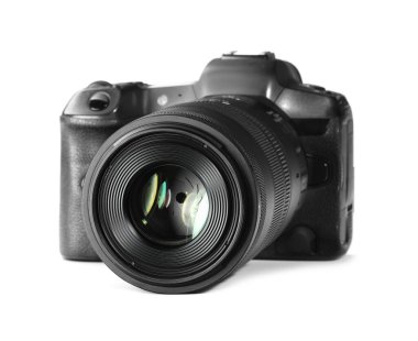 Modern kamera beyaza izole edilmiş. Fotoğraf ekipmanı.