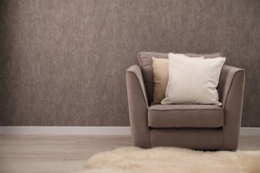 Oturma odasında koltukta yumuşak yastıklar. Metin için boşluk