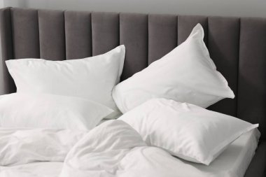 Evdeki yatakta bir sürü yumuşak yastık