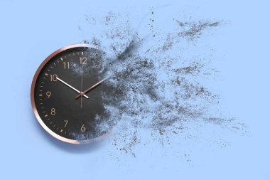 Analog saat açık mavi arkaplanda çözülüyor. Zaman tükeniyor.
