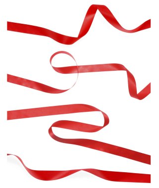 Güzel kırmızı kurdeleler beyaz üzerine izole edilmiş, set