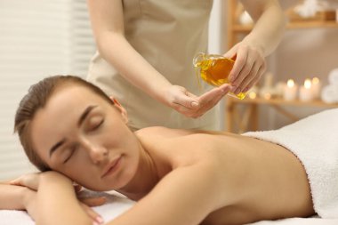 Aromaterapi. Güzel bir kadın masaj yaptırıyor, kaplıca salonunda yağ ile.