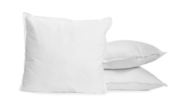 Beyaz üzerine izole edilmiş üç yeni yumuşak yastık
