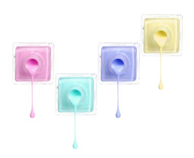 Beyaz arka plandaki şişelerden damlayan farklı renkte tırnak cilası, koleksiyon