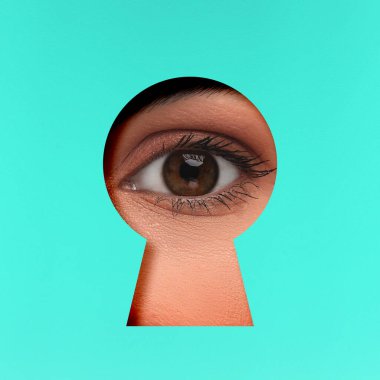 Cyan yüzeyindeki anahtar deliğinden bakan kadın