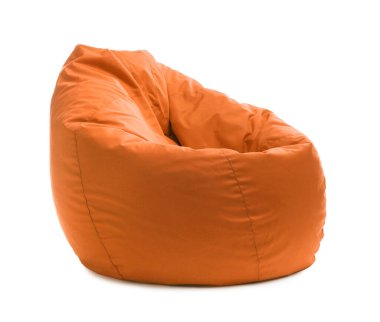 Beyaza izole edilmiş bir turuncu fasulye koltuğu.