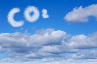 Mavi gökyüzü ve karbondioksit kimyasal formülü ve bulutlar. Karbondioksit emisyonları