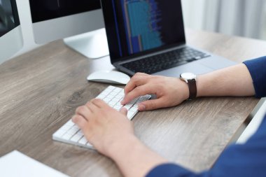 Ofisteki masada bilgisayarla çalışan programcı, kapat