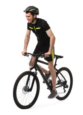 Beyaz arka planda bisiklet süren kasklı gülümseyen adam.