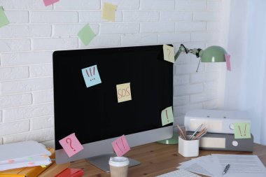 İş yerindeki bilgisayarda SOS sözcüğü ve sembolleri olan notlar