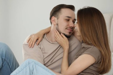 Evde birbirini seven sevimli bir çift.