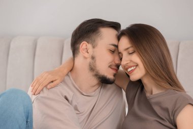 Evde birbirini seven sevimli bir çift.