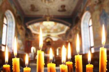 Tapınakta birçok kilise mumu yanıyor, yakın plan.