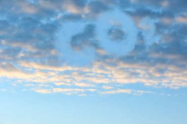 Mavi gökyüzü ve karbondioksit kimyasal formülü ve bulutlar. Karbondioksit emisyonları