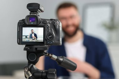 Evde video kaydederken bir şeyi açıklayan teknoloji blogcusu, kameraya odaklan