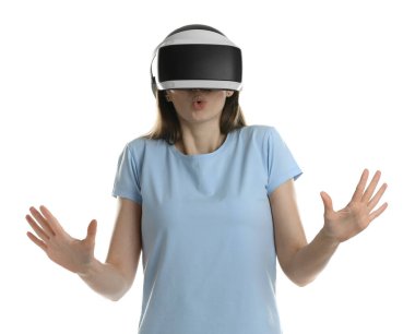 Beyaz arka planda sanal gerçeklik kulaklığı kullanan şaşırmış kadın.