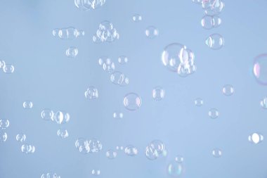 Açık gri arkaplanda güzel şeffaf sabun köpükleri