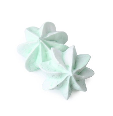 İki lezzetli kremalı kurabiye, beyaza izole edilmiş, üst manzara.