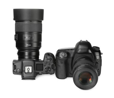 Modern kameralar beyaza izole edilmiş. Fotoğraf ekipmanı.