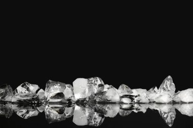 Siyah ayna yüzeyinde ezilmiş buz yığını, metin için boşluk