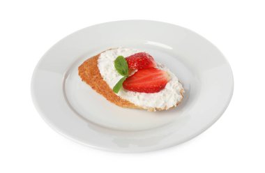 Lezzetli ricotta bruschetta çilekli ve naneli beyaz üzerine izole edilmiş.