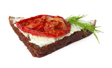 Lezzetli bruschetta, ricotta peyniri, güneşte kurutulmuş domates ve dereotlu beyaz yalıtılmış.